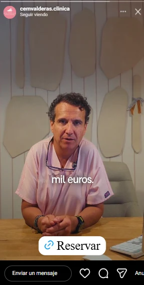 El doctor de CEM Valderas sentado en su despacho explica un tratamiento a cámara, con subtítulos