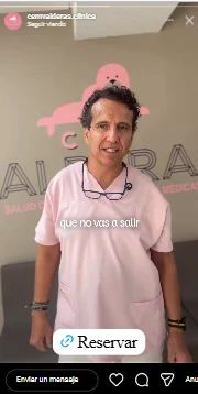El doctor de CEM Valderas habla a cámara en la recepción de la clínica, con subtítulos